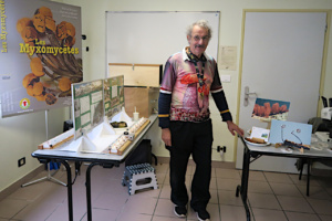 Aimé devant la partie Myxomycètes qu'il présente, ©Photo Alain Benard