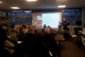 Conférence ; En pleine explication sur un cas Nébuleux... ; ©Photo Charline Blanc