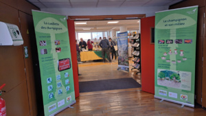 Les 2 rolls à l'entrée ont fait leur travail. En fond, Gérard et Charline prêt à tout expliquer... ; ©Photo Alain Benard