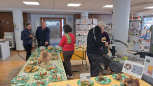 Discussions autour de la mini exposition ; ©Photo Alain Benard