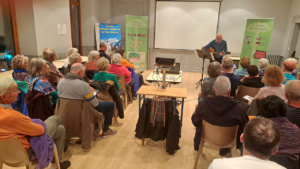 Les 80 ans de monique Magnouloux fêtés en chanson et à la guitare par Jean-Marc Desjacquot